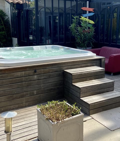 Outdoor spa tub