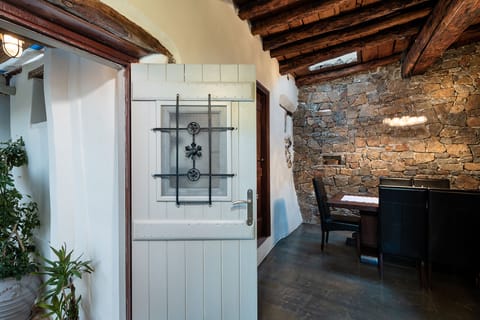 The indoor dinning area has direct acesss to the terrace.