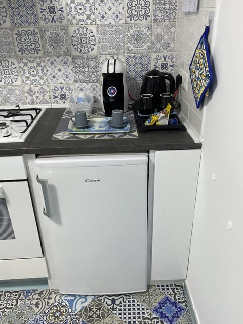 Fridge, oven, stovetop, coffee/tea maker