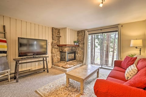 Living Room | Fireplace | Cable TV
