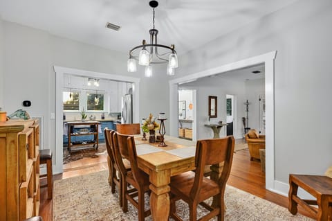 Open floor plan. Dining 
