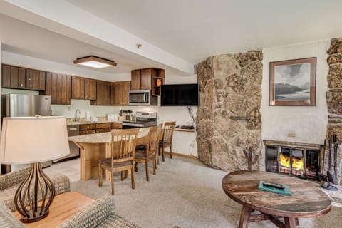 Full kitchen off of living room