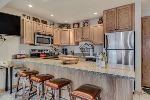 Full kitchen with bar seating