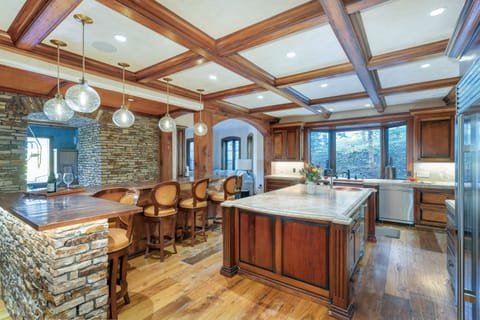 4.2-picture-perfect-mountain-village-kitchen-3