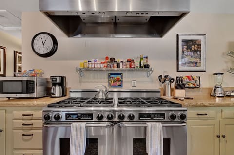 Dacor 8-burner gas stove