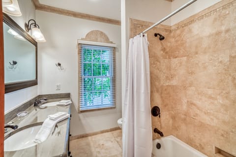 Combined shower/tub, hair dryer, towels