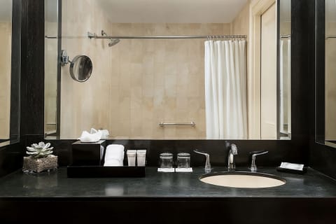 Combined shower/tub, hair dryer, towels