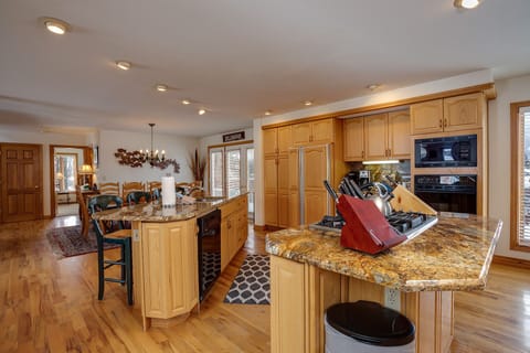 Fridge, oven, stovetop, coffee/tea maker