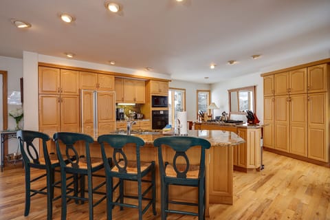 Fridge, oven, stovetop, coffee/tea maker