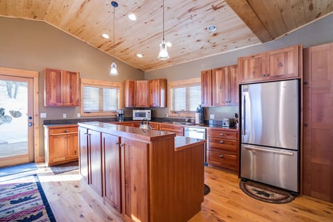 Fridge, oven, stovetop, coffee/tea maker