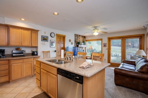 Fridge, oven, stovetop, coffee/tea maker