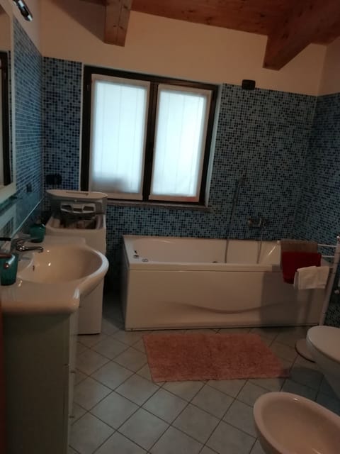 Bathtub, towels