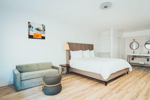 SKS - Superior Room, 1 King Bed with Sofa bed, Non Smoking image 4