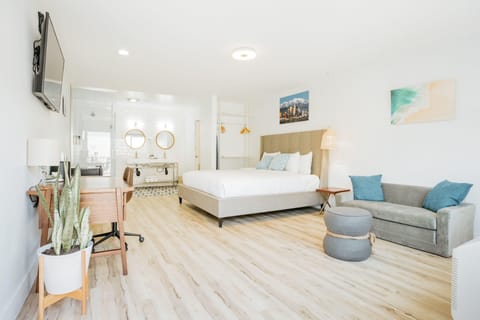 SKS - Superior Room, 1 King Bed with Sofa bed, Non Smoking image 1