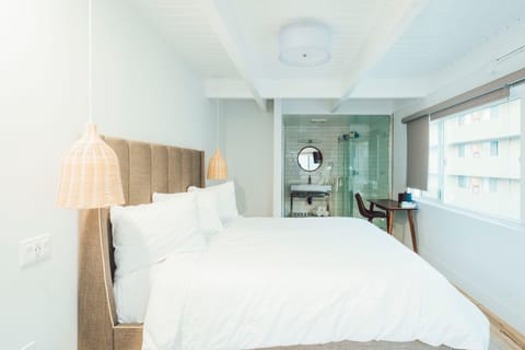 DK - Deluxe Room, 1 King Bed, Non Smoking image 1