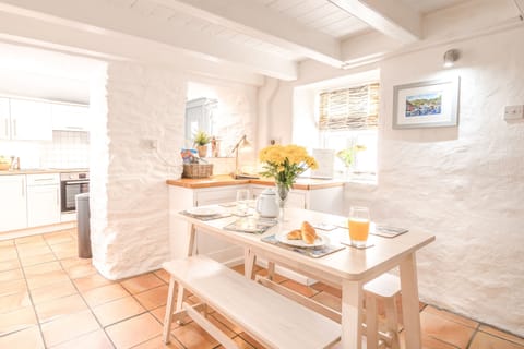 Salty's Cottage, St Agnes. Ground floor: Dining room with table and seating for four