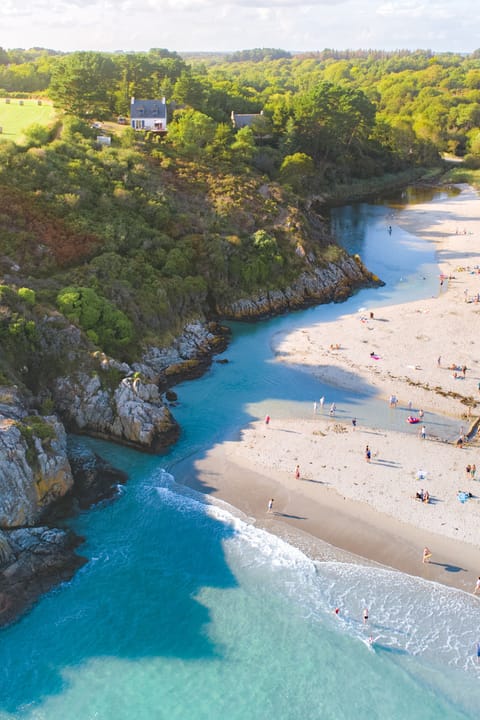 Beach nearby, sun loungers