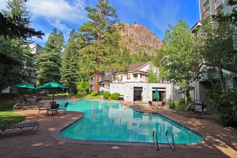 Palisades Tahoe Lodge: Pool (summer only)