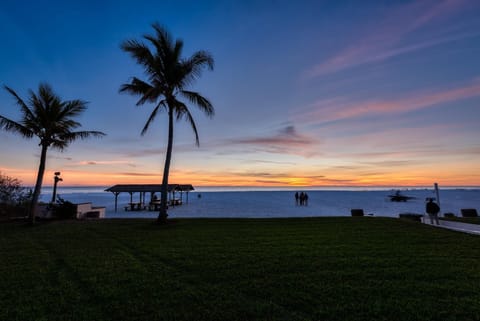 Beach nearby, sun loungers, beach towels