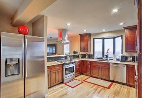 Kitchen- Fully stocked with all essintials.