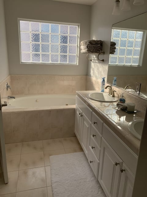 Combined shower/tub, jetted tub, hair dryer, towels