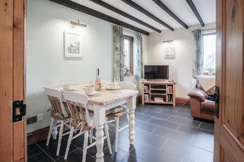 The Brambles - 2 Bedroom Cottage - Llanteg (17912)