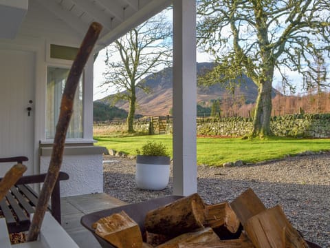 Garden and grounds | Glenmeanich Cottage - Strathconon Cottages, Strathconon, Muir of Ord