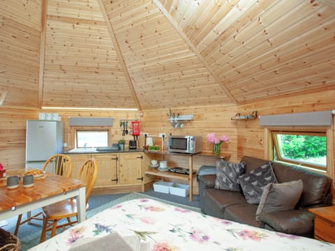 Interior | Coot Roundhouse - Ponsford Ponds, Knowle, near Cullompton