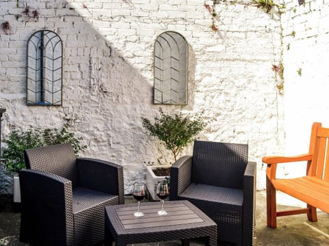 Sitting-out-area | Hammy&rsquo;s Cottage, Drummore