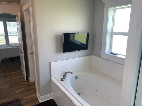 Combined shower/tub, jetted tub, hair dryer, towels