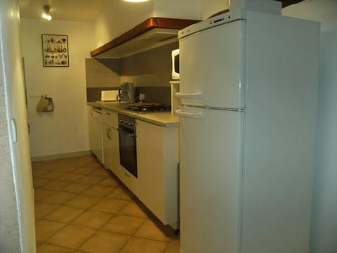 Microwave, oven, dishwasher, coffee/tea maker