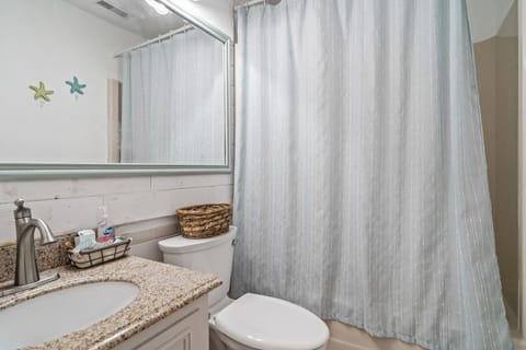 Combined shower/tub, hair dryer, towels