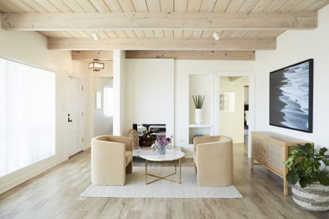 Living room | Smart TV, fireplace