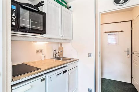 Fridge, cookware/dishes/utensils