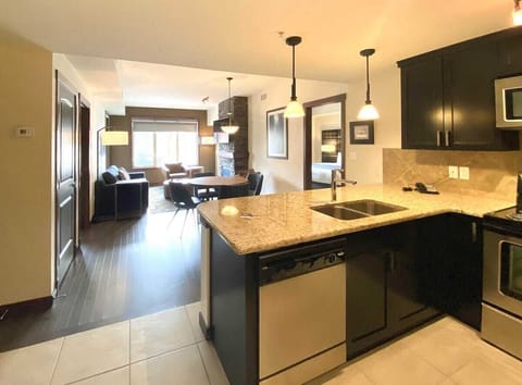 Private kitchen | Fridge, microwave, oven, stovetop