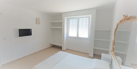 1 bedroom, in-room safe, desk, iron/ironing board