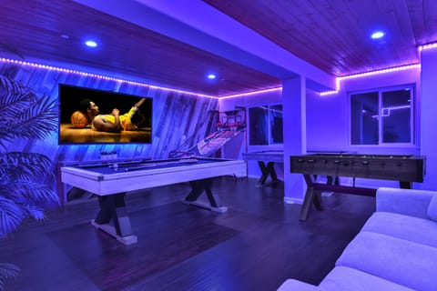 Smart TV, fireplace, video games, table tennis