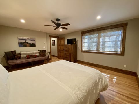 First Floor Jr Master Suite, Queen Bed