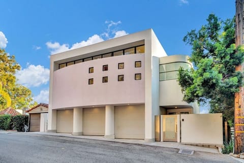 Beautiful hillside modern home with views of Santa Monica's Rustic Canyon.