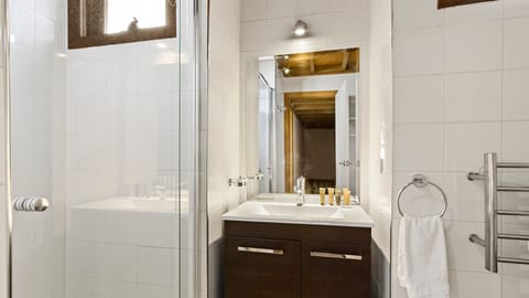 Combined shower/tub, towels