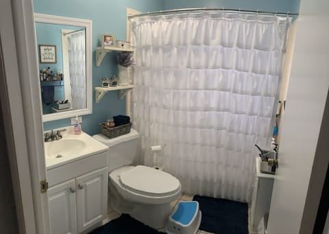 Combined shower/tub, hair dryer, towels