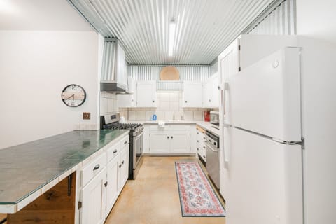 Kitchen with everything you need to cook if you want to:)