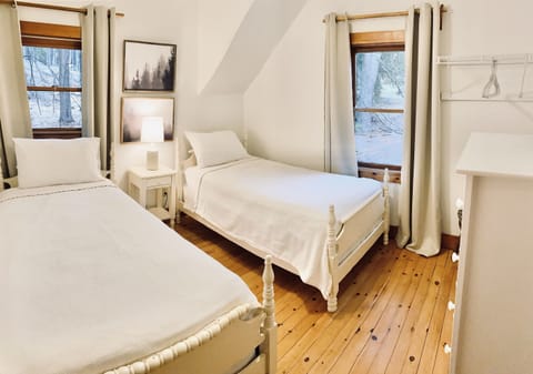 The Hemlock Haus-Twin Bedroom