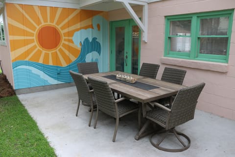 Outdoor entertaining with seating for 6