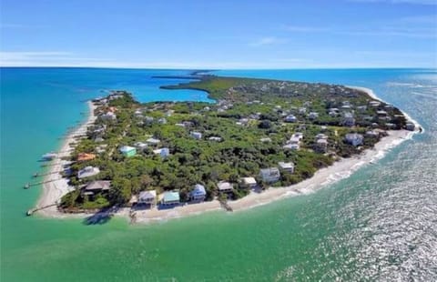 Beach nearby, sun loungers, beach towels