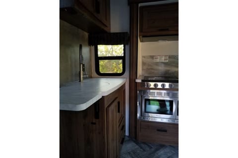 Full-size fridge, microwave, oven, stovetop