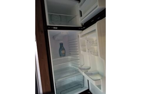 Full-size fridge, microwave, oven, stovetop