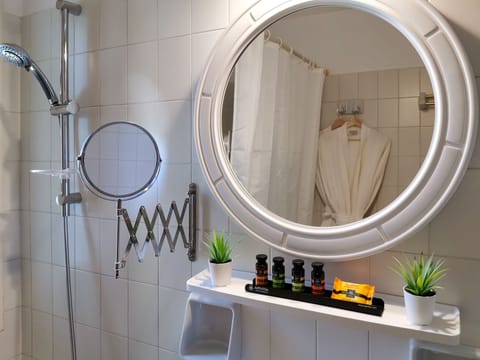 Combined shower/tub, hair dryer, bidet, towels