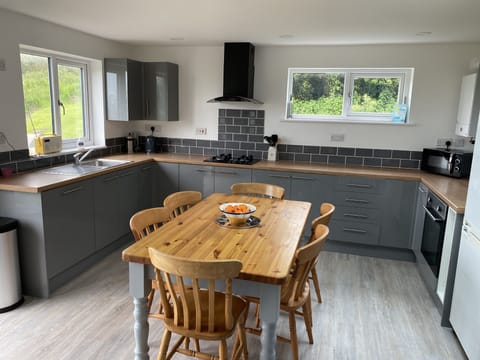 open plan kitchen/dining area