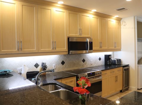 Private kitchen | Fridge, microwave, oven, stovetop